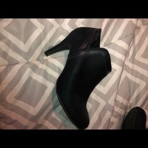 Black booties size 7w
